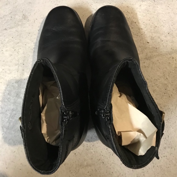 Clarks Low Heeled Ankle Boots Women's Size 6 M Black Zipper Leather Upper - Picture 3 of 6